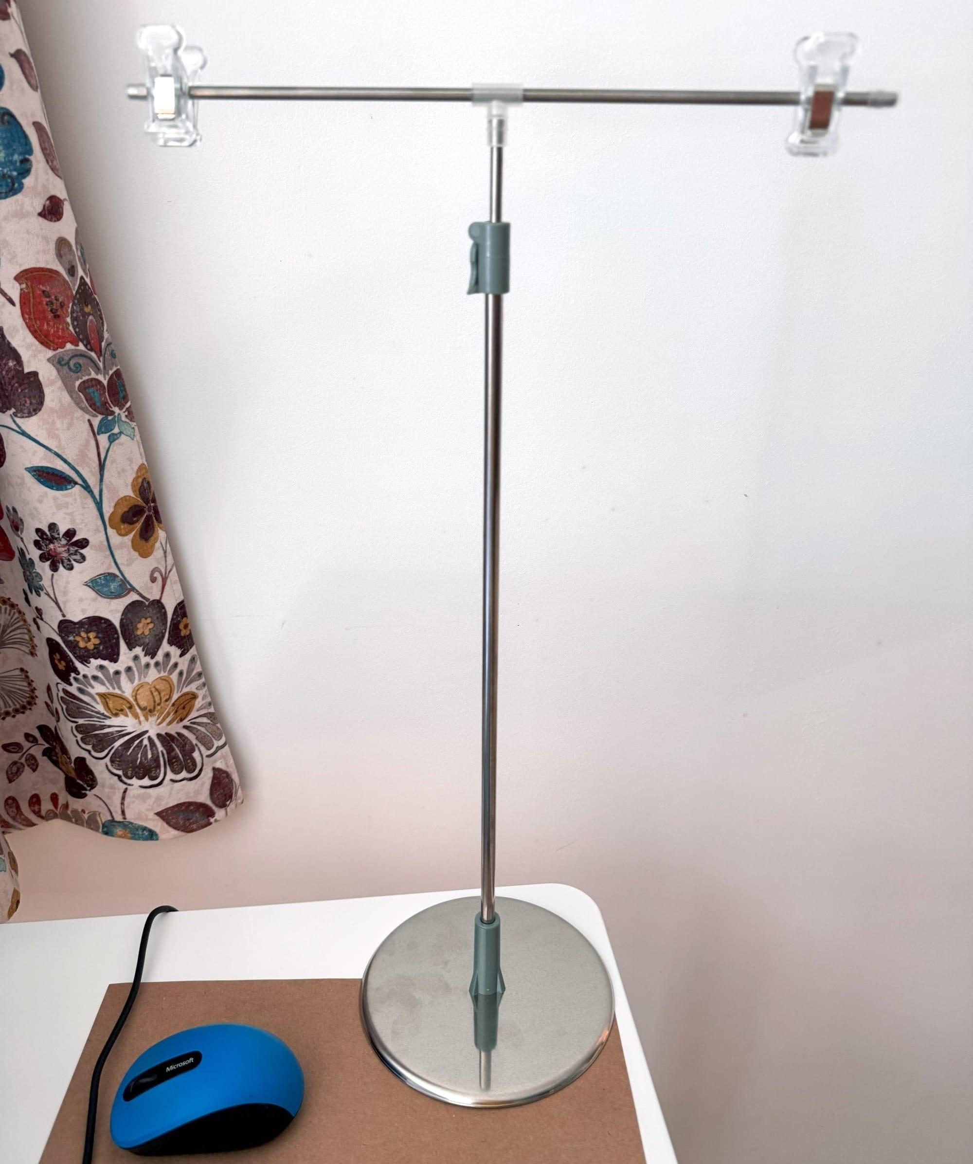 Holder for the photo background with clips. 